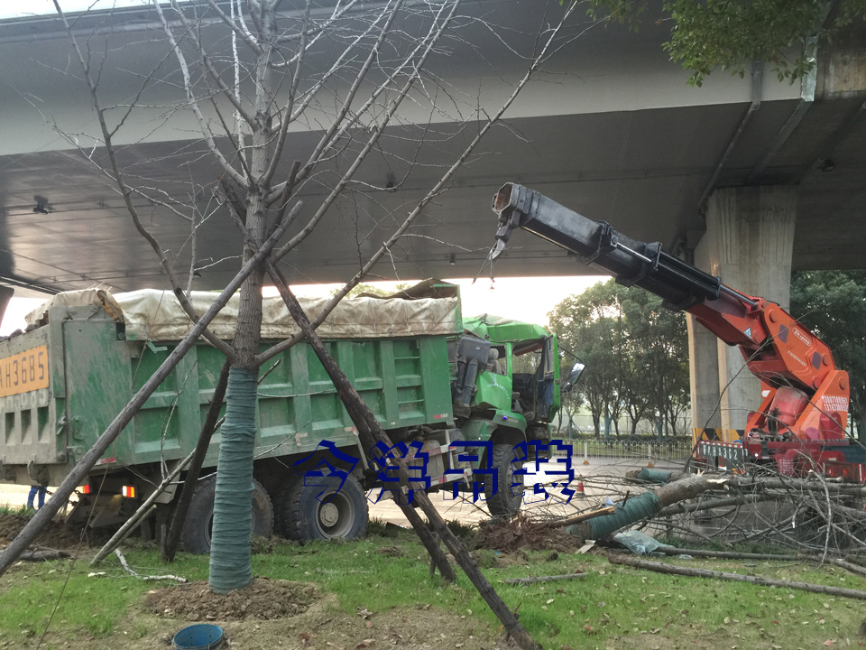 武漢設備吊裝公司趕上大雨天怎么辦？